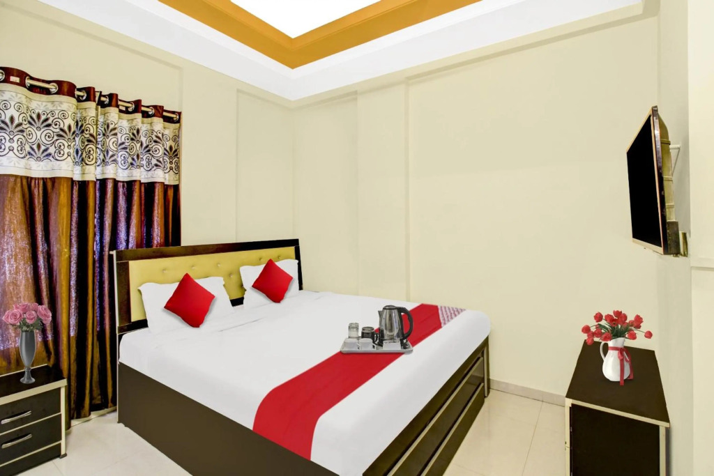 OYO Flagship 70003 Ap Royal Rooms
