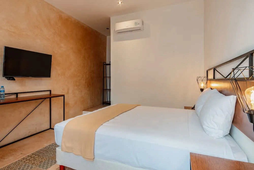 Hotel H.O.