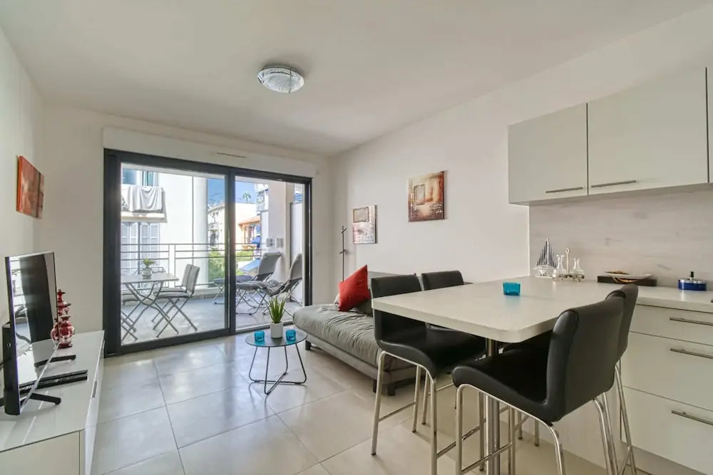 Modern Apartment With Private Balcony, Near Palais
