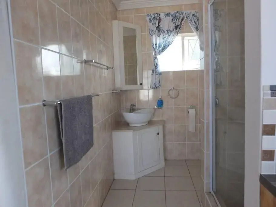 Heron Place sunny self-catering garden flatlet