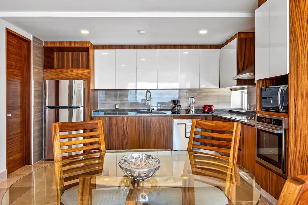 Stunning Oceanfront Apartment With Breathtaking Views and Luxurious Amenities