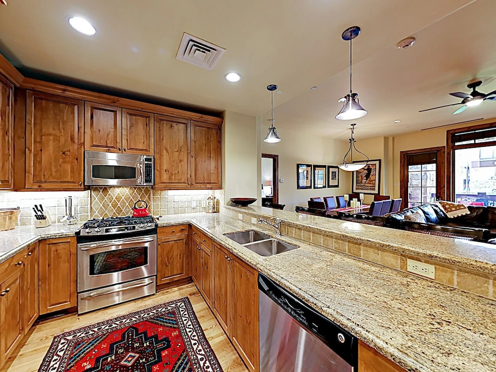 New Listing! The Valley: Luxe Ski-in/ski-out 3 Bedroom Condo