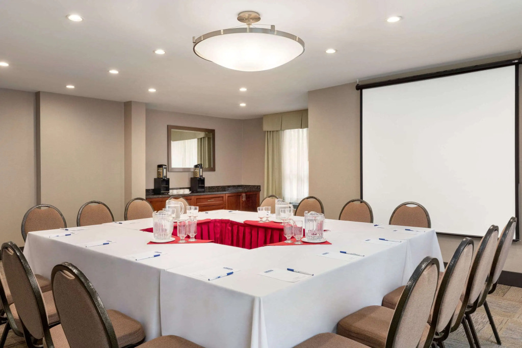 Travelodge by Wyndham Oshawa Whitby