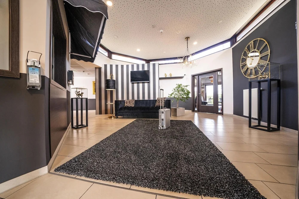 Tiek Apartments