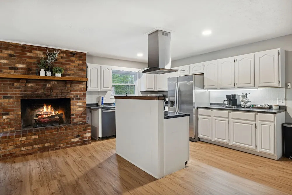 Bluff Mountain Bungalow 4 Bedroom Home by RedAwning