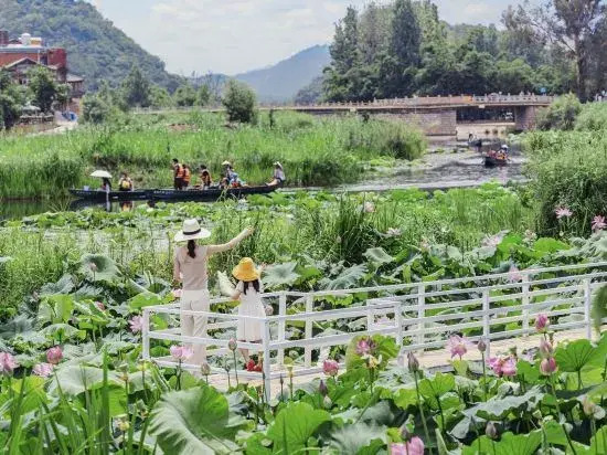 Puzhehei Liqiao Lake View Luxury Homestay