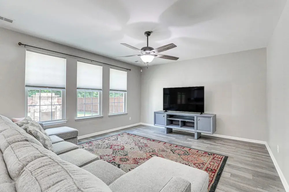 Pet-friendly Ladson Home: 23 Mi to Charleston!