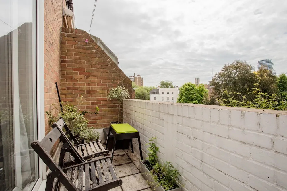 Spacious 2 Bedroom Flat With Communal Garden