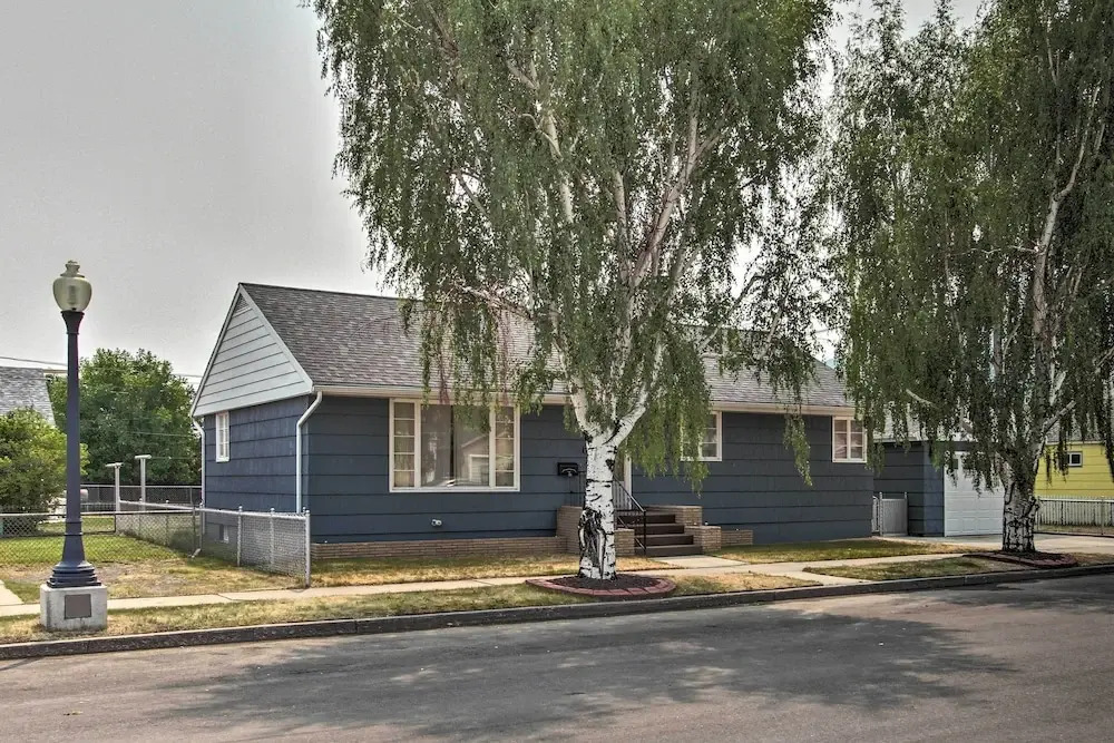 Nostalgic & Retro Anaconda Home, Walk to Town