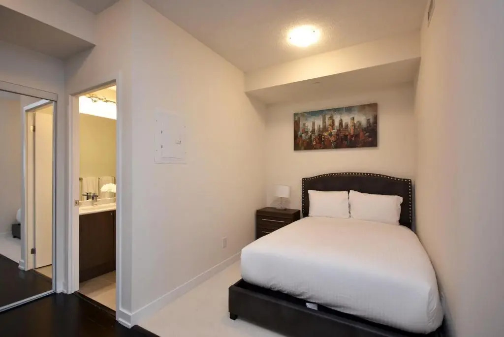 Royal Stays Furnished Apartments - Missisauga City Centre