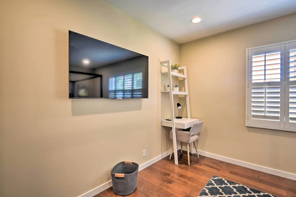 Los Angeles Suite ~ 7 Mi to Venice Beach!