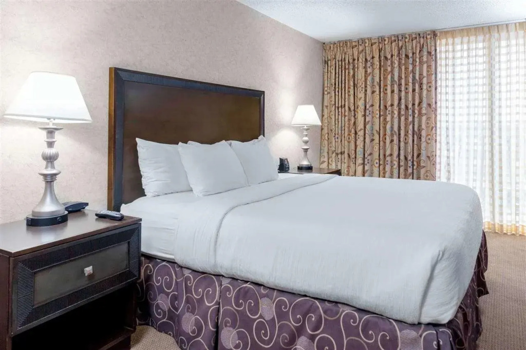 Embassy Suites Kansas City Plaza