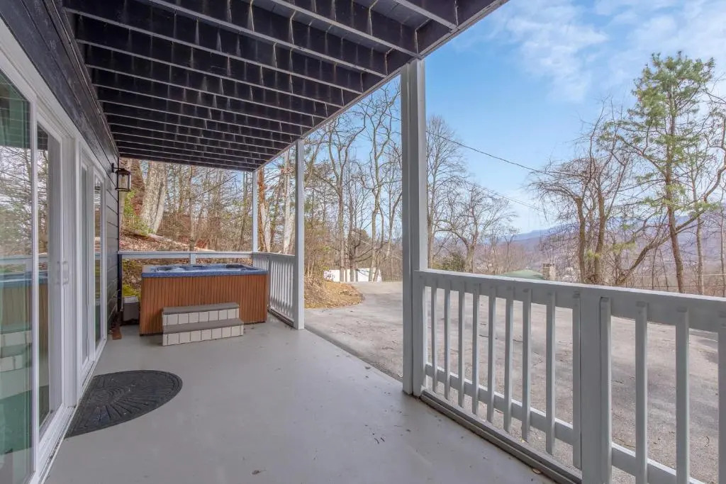 Swiss Bear Haus, 4 Bedrooms, Hot Tub, Pool Access, Sleeps 12