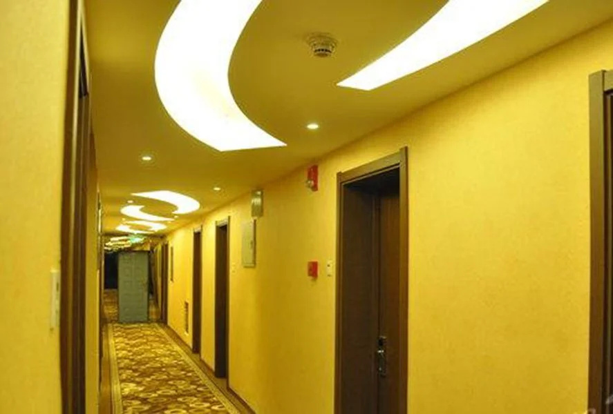 Dalian Seasons Urban Theme Hotel