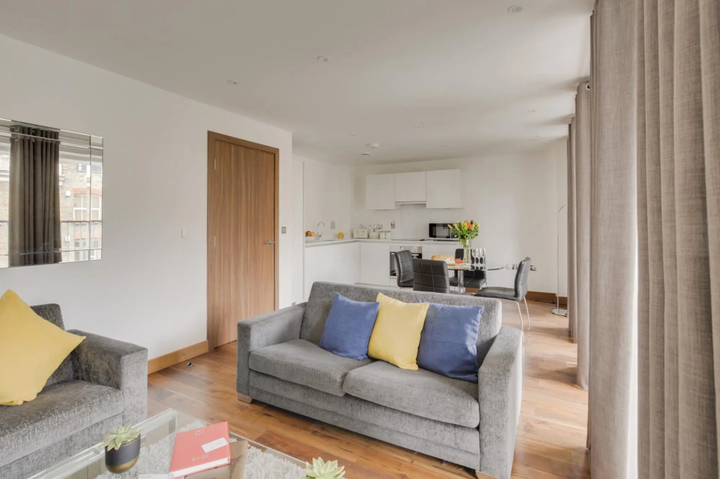 Spacious Two Bed w Balcony in Heart of Shoreditch