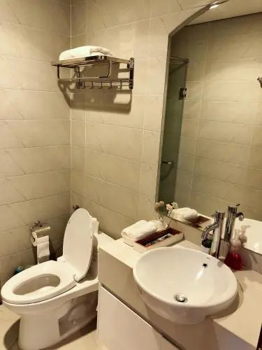 Elegant Parkhill Apt 1