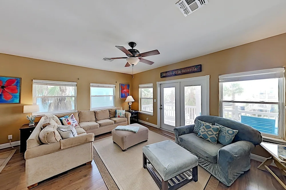 Modern Beach W/ Gourmet Kitchen & 2 Pools 3 Bedroom Home