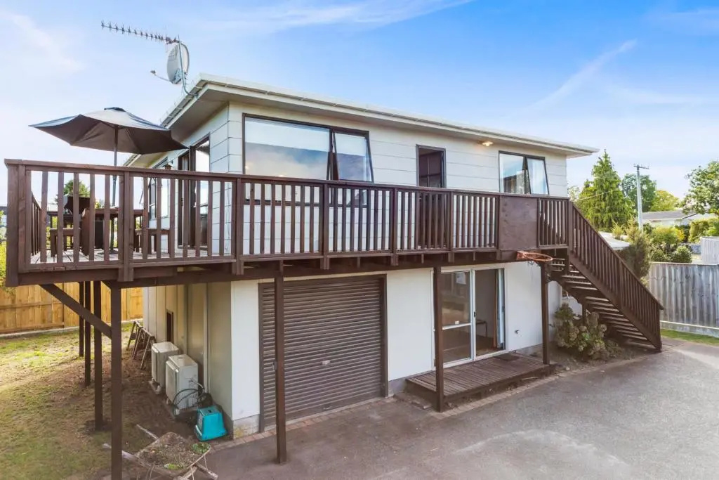 Rainbow Lake House - Lake Taupō Holiday Home
