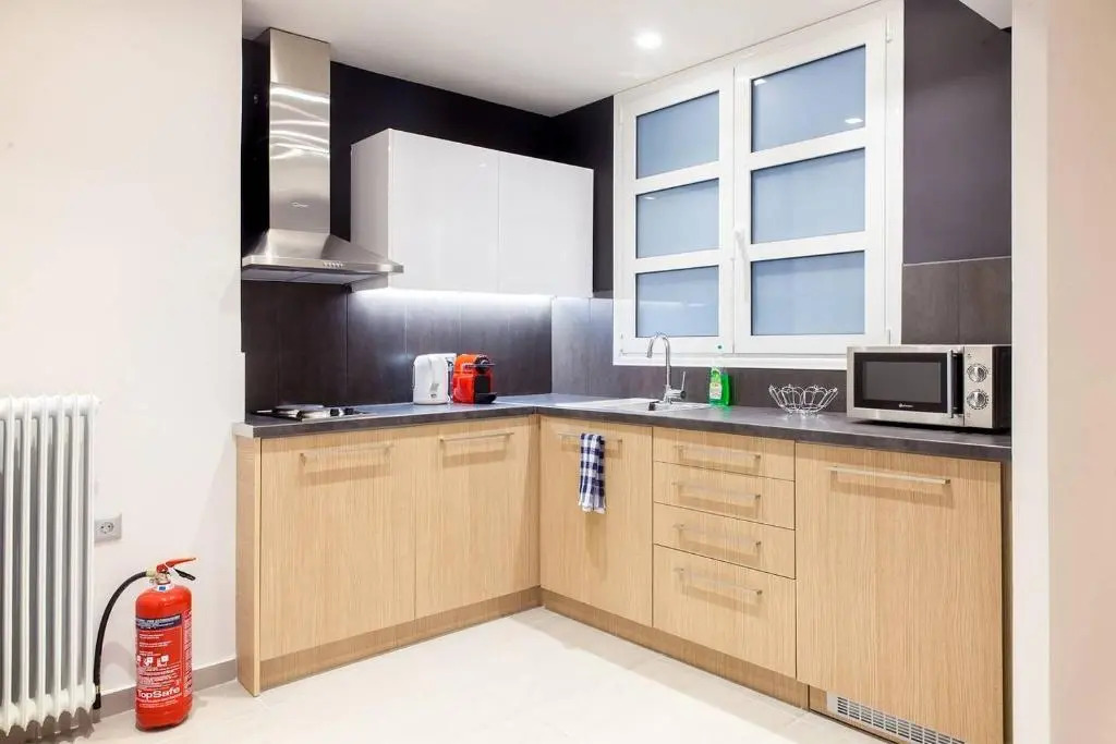 TONI'S 2BD Home in Centre, 15 sec to Metro