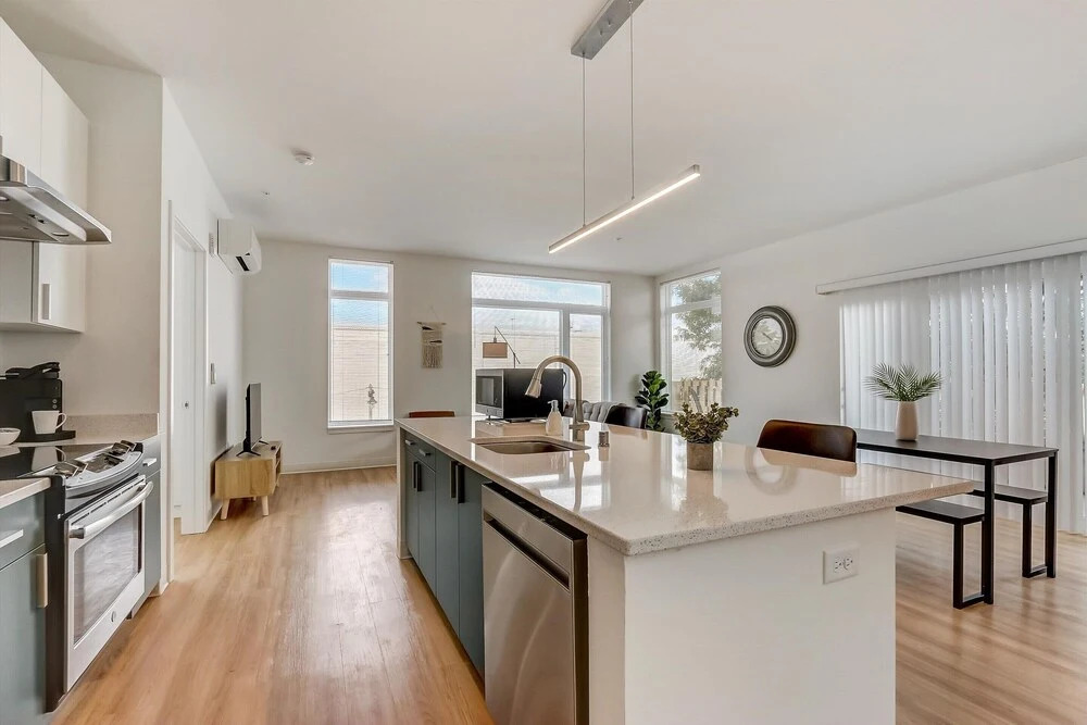 Frontdesk 2 BR Apt Near American Family Field