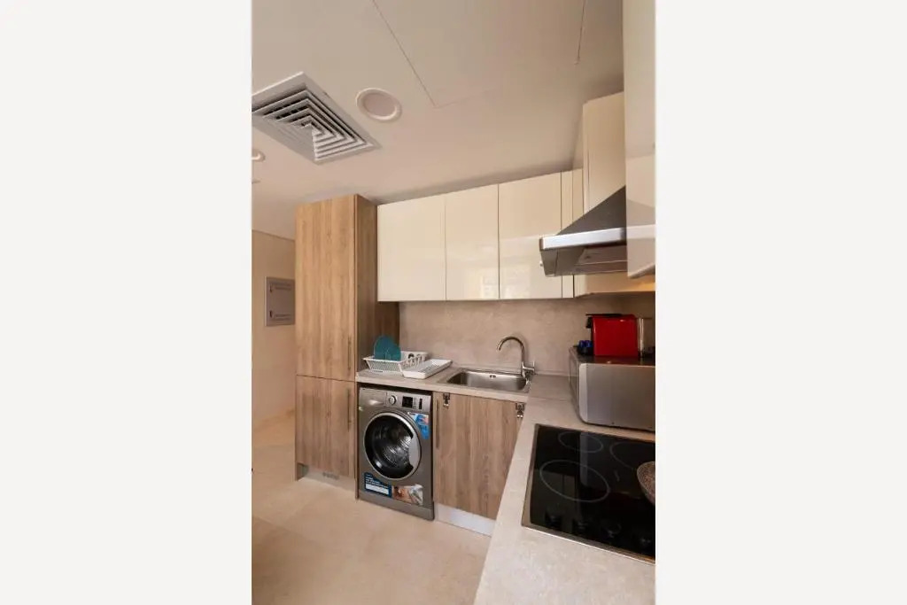 Jazzy 1BDR w Outdoor Pool View Terrace Free Pool & Beach Access