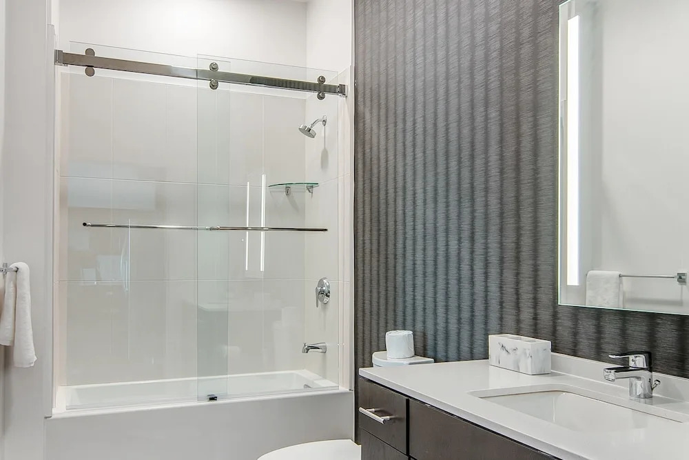 Illume All-suite Corner Unit Overlooking Pool 2 Bedroom Condo