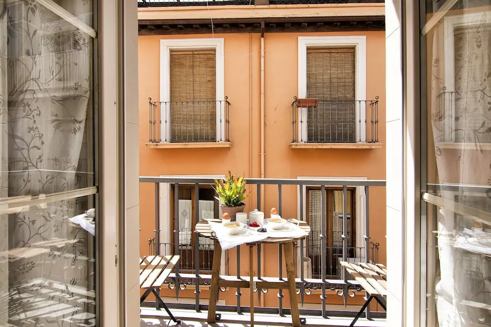 Granada Deluxe Apartments
