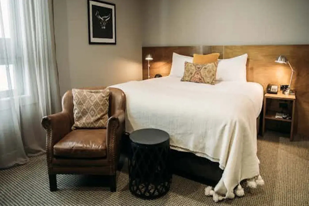 King and Queen Hotel Suites