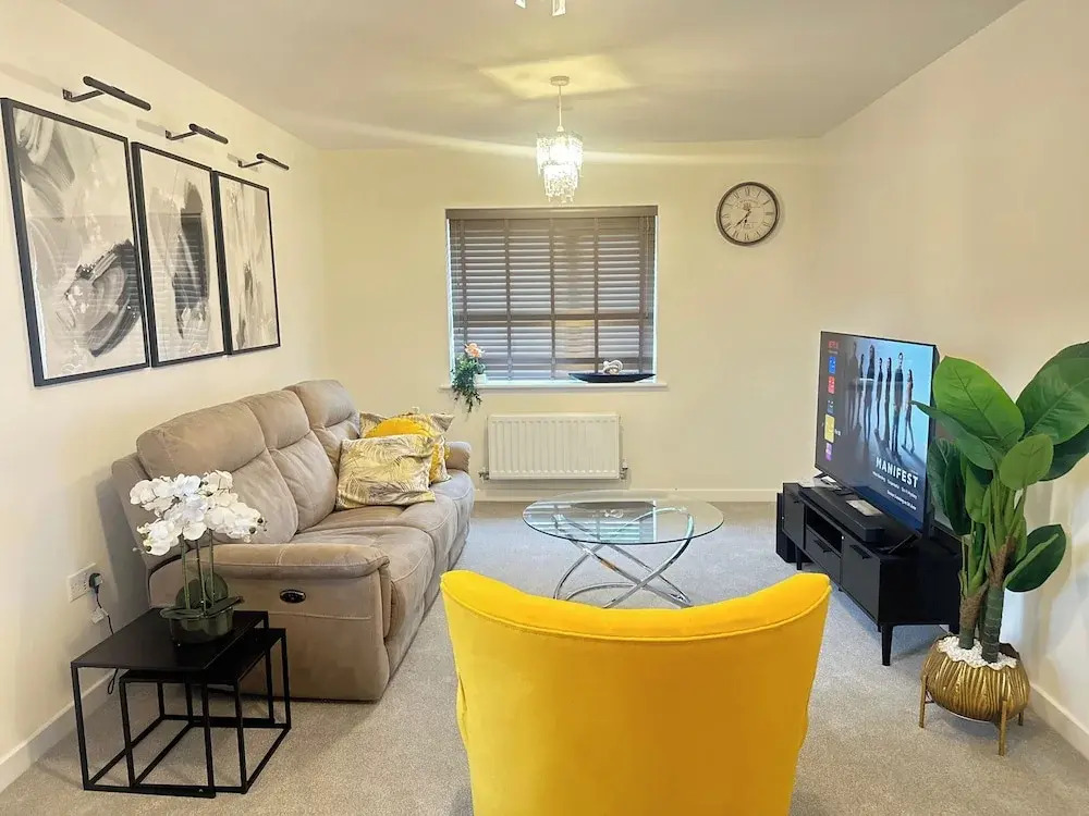 4 Bed House - Sleeps 8 - Pets - Parking - Wifi