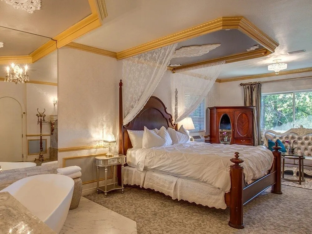Storybook Riverside Inn