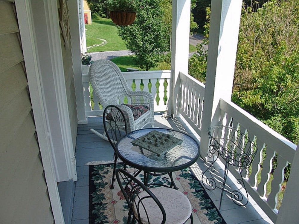 Frog Hollow Bed and Breakfast