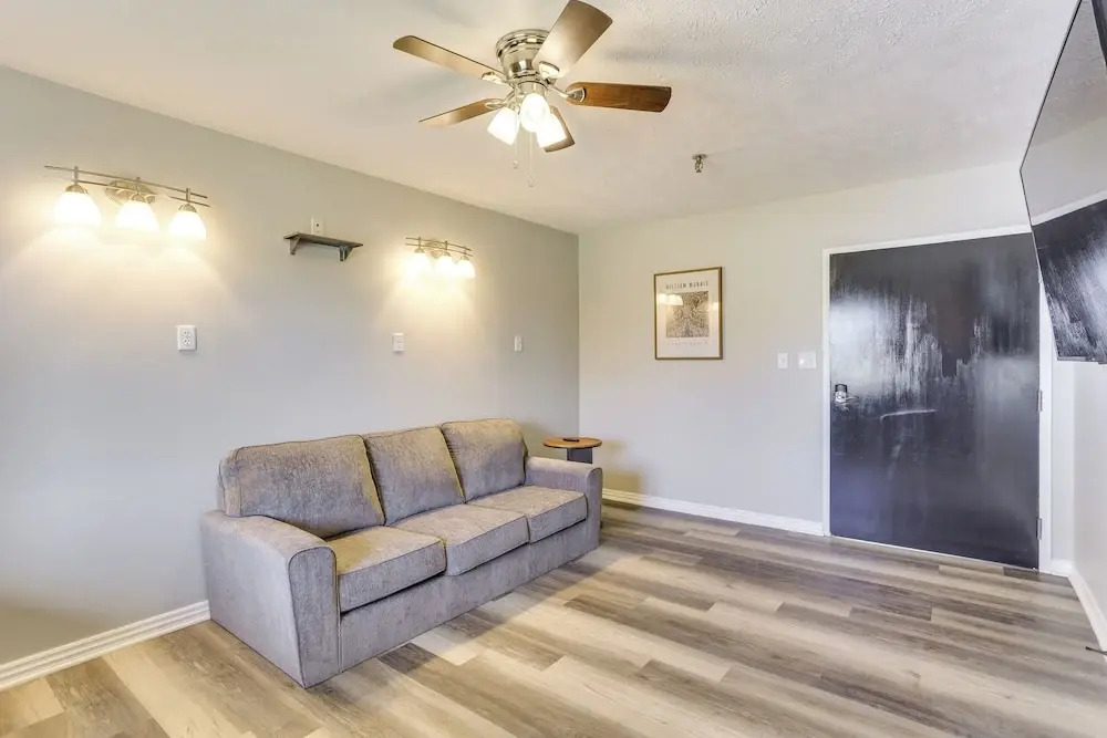 Golf, Shop, Tour & More: Oakland City Apartment