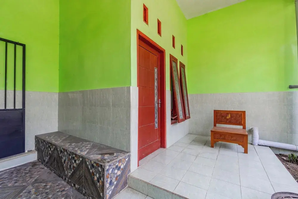 SPOT ON 93967 Hasna Guest House Syariah