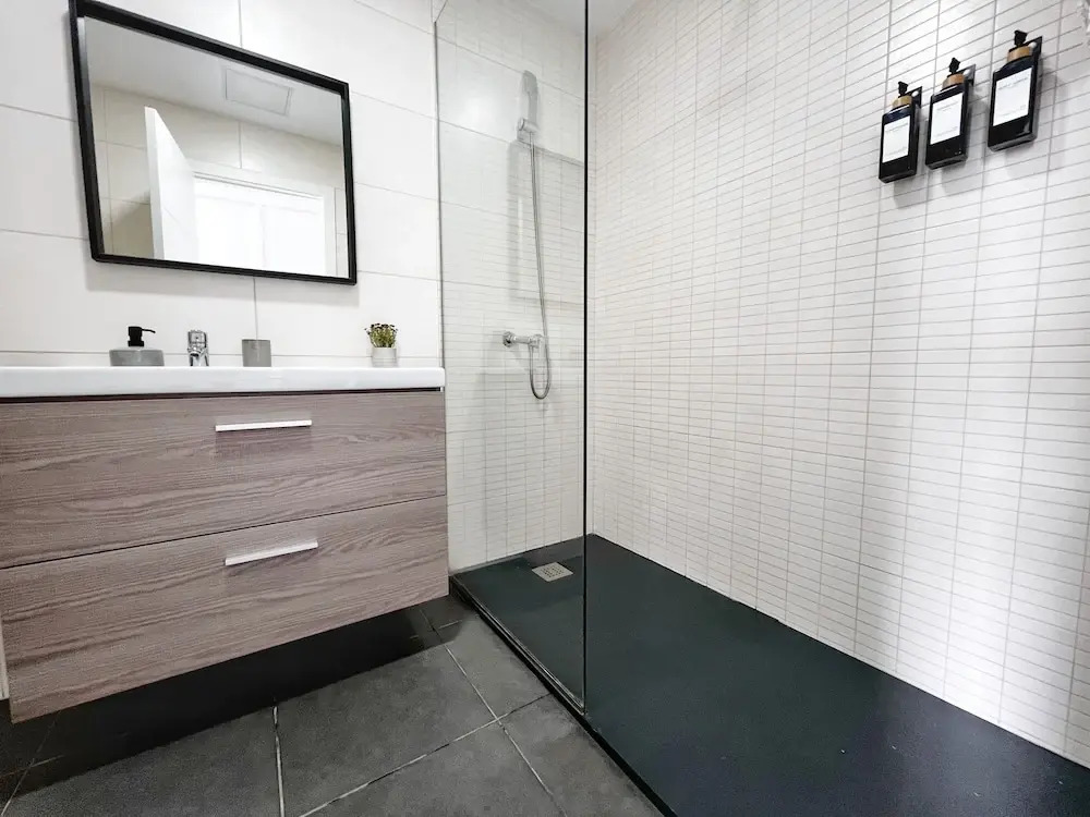 Apartment - Sleeps 4 - Parking - Beach Close