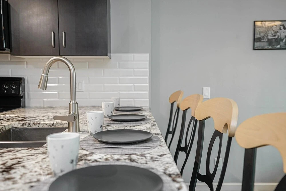 Beautiful 1bd Condo Patio Gym Parking Location