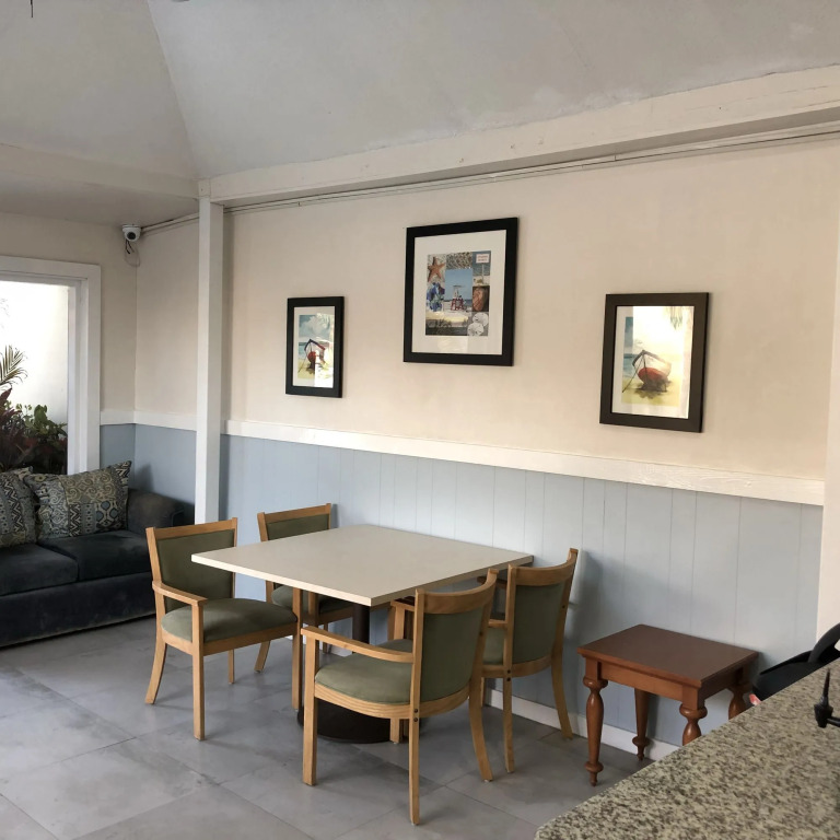 Colony Club Inn & Suites