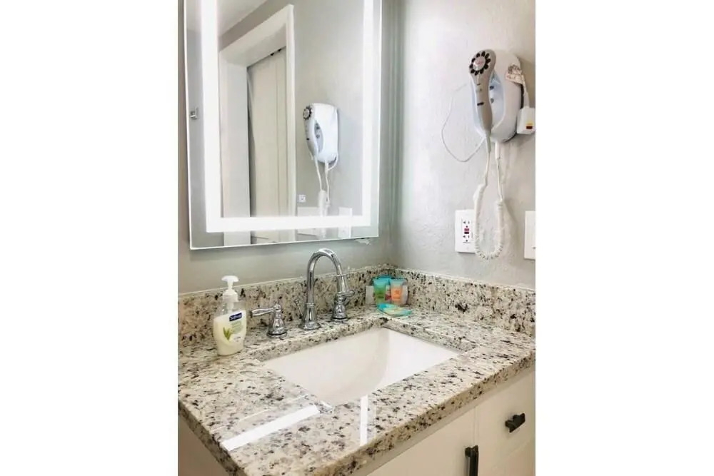 2701 · Luxury Lakefront Unit With Pool Views