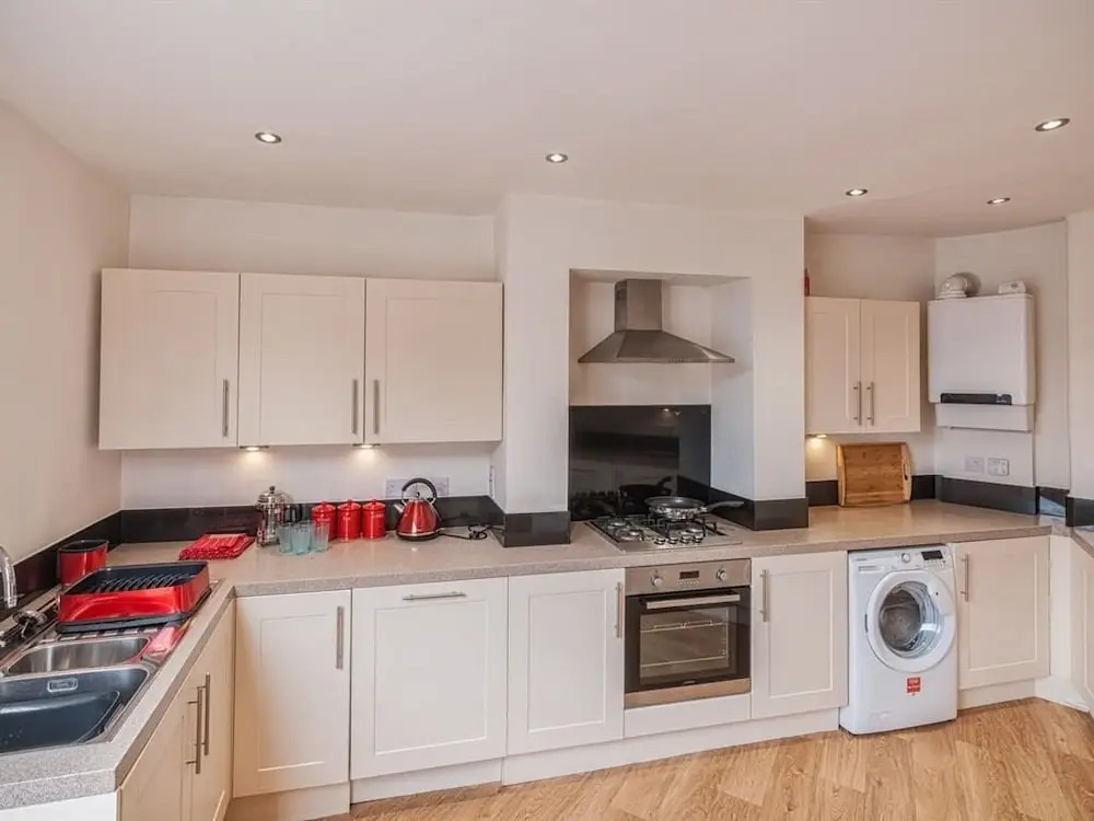 Town Centre Apartment Perfect Location with on-street parking