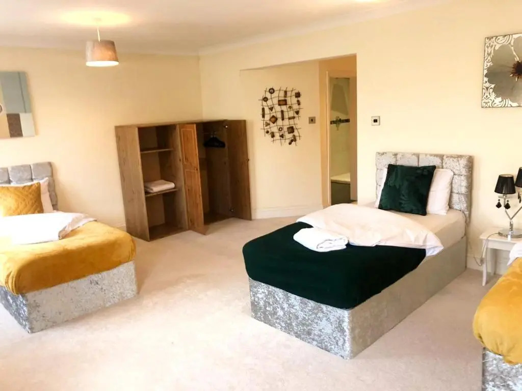 3-bed Semi-detached House, Wifi, Parking, Outdoor Space