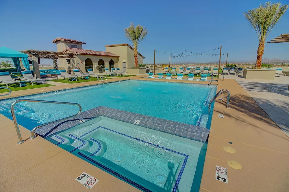 Rooftop Pool, Views, Close to Shops & Dining C4427