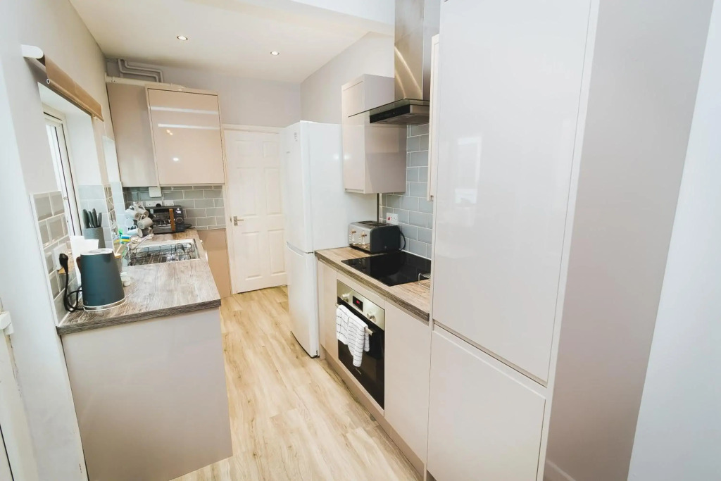 Adam - 17 Hughenden Road · Newly refurbished house - 10 minute walk from city