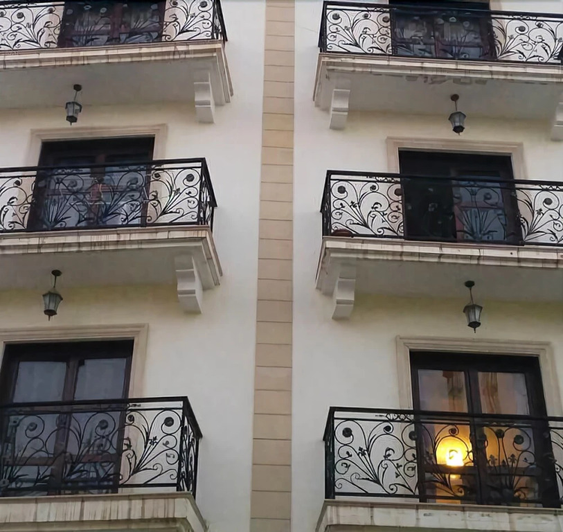 Lakis Court