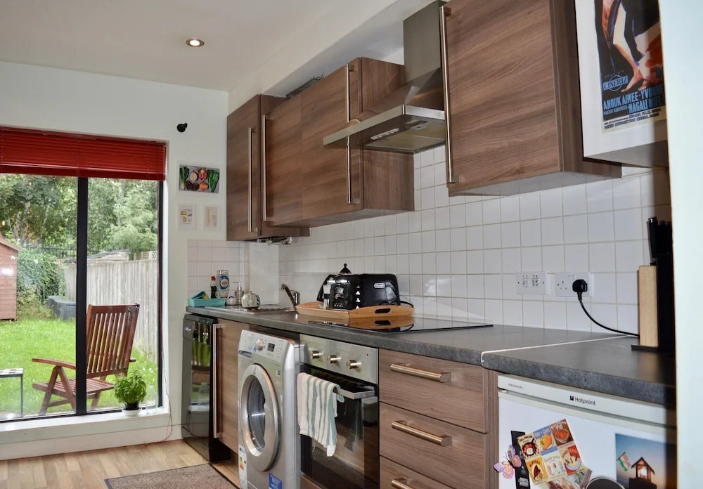 Spacious 2 Bedroom Townhouse With Garden & Parking