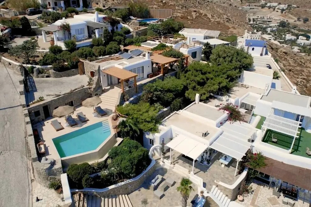 Nomade Villa 4BR over Psarou beach