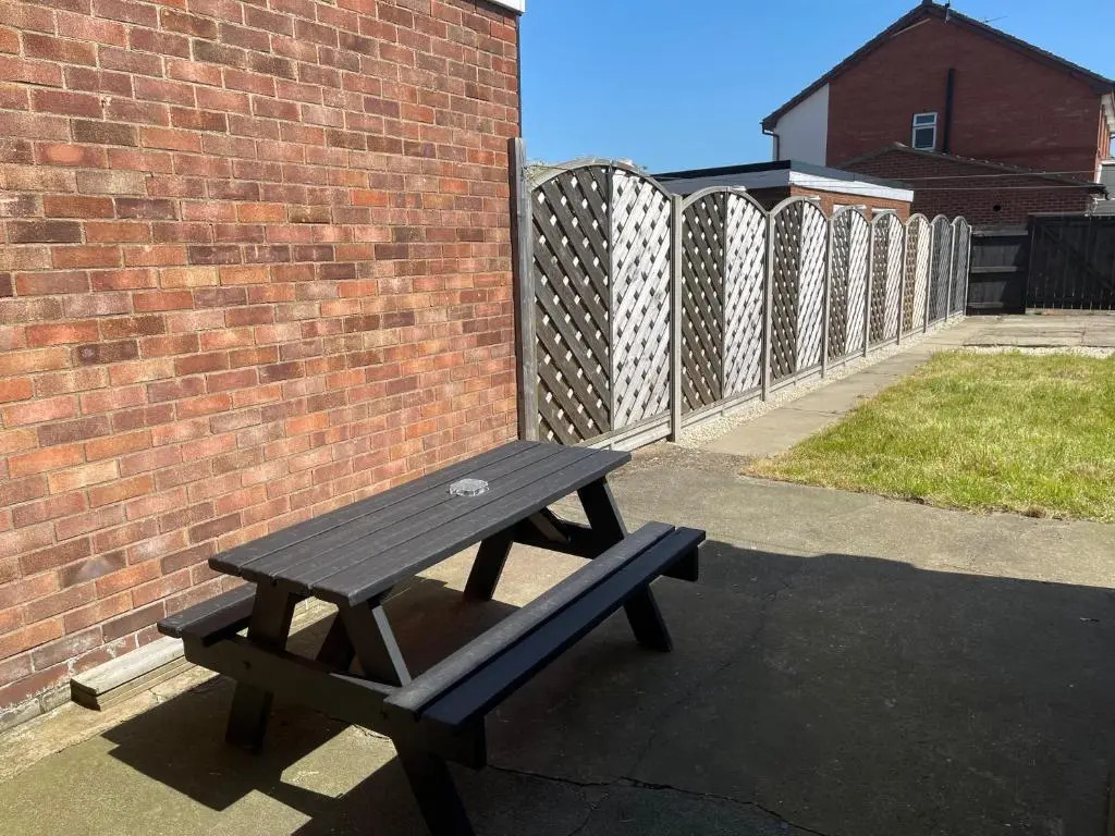 3 Bedroom House, with Free WiFi - Maples Properties Short Lets & Serviced Accommodation Hull
