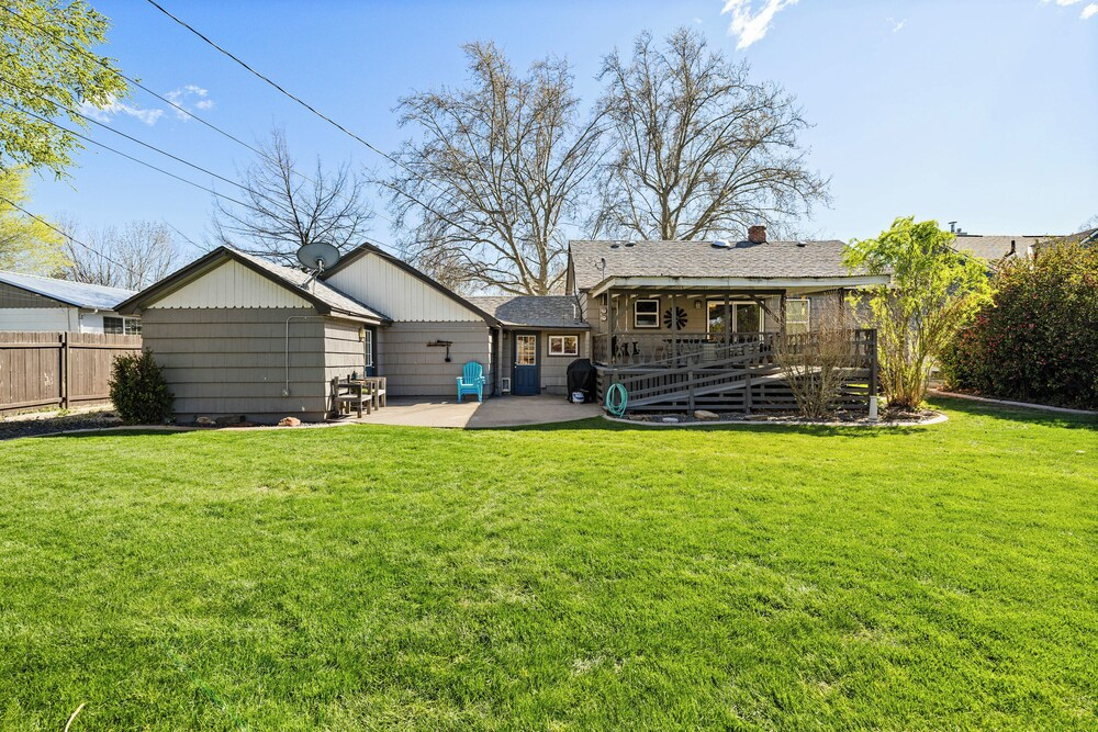 Spacious Family Home w/ Garage Game Room & Office!