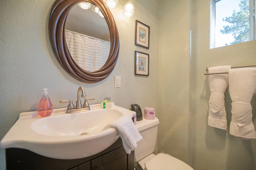 The Burrow - Charming, Cozy Cabin Close To The Lake And The Village! Fire Place! 1 Bedroom Home