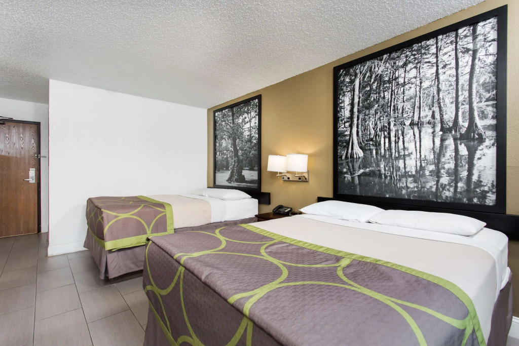 Super 8 by Wyndham Greensboro/Coliseum/Conv