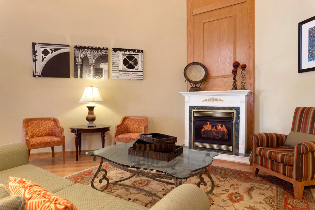 Country Inn & Suites by Radisson, Nevada, MO