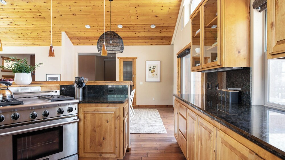 Bernard by Avantstay Luxurious Cabin in Big Bear w/ Hot Tub & Pool Table